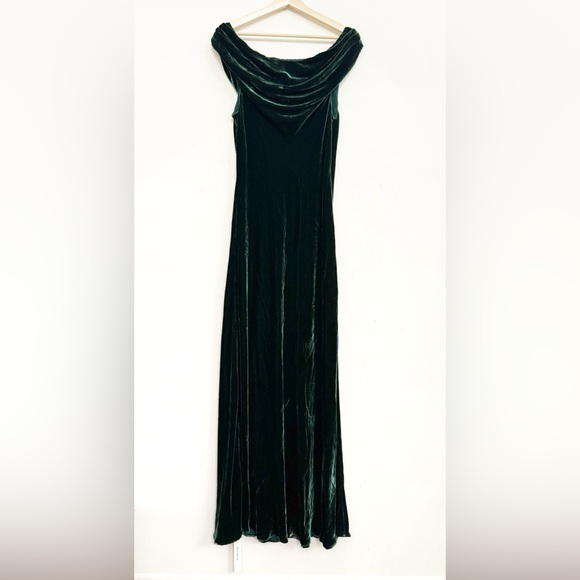 NWT Reformation Elvie Velvet Maxi Dress in Forest Green Size 12 - mordernwear.com NWT Reformation Elvie Velvet Maxi Dress in Forest Green Size 12 - mordernwear.com